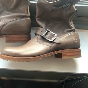 Grey - Frye boots - Veronica shortline